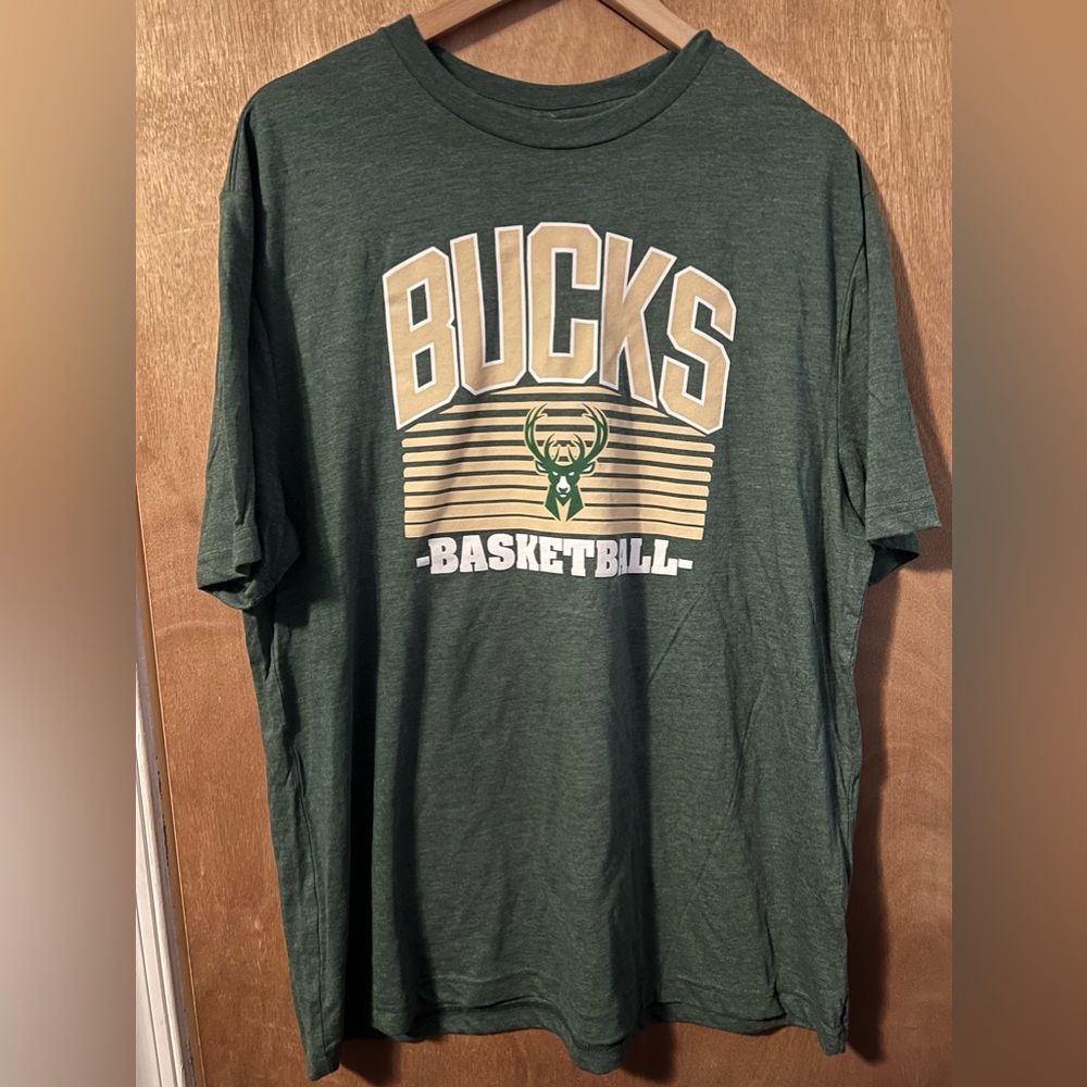 NBA Milwaukee Bucks T-shirt. Size XL
